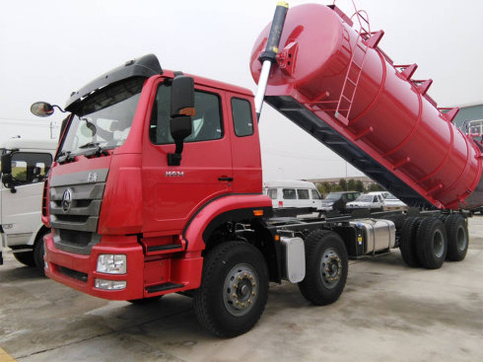 重汽豪瀚前四后八20.4方吸污车 高效环卫作业的可靠伙伴